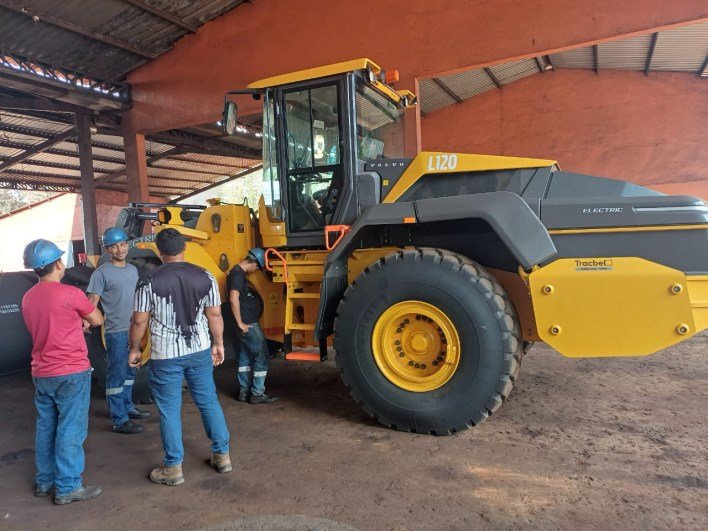 Chegada da máquina e apresentação à equipe técnica da Viena Siderúrgica.